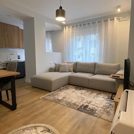 Centrally Located Glamorous Bright Apt Near Bazaar Tirana Exterior foto