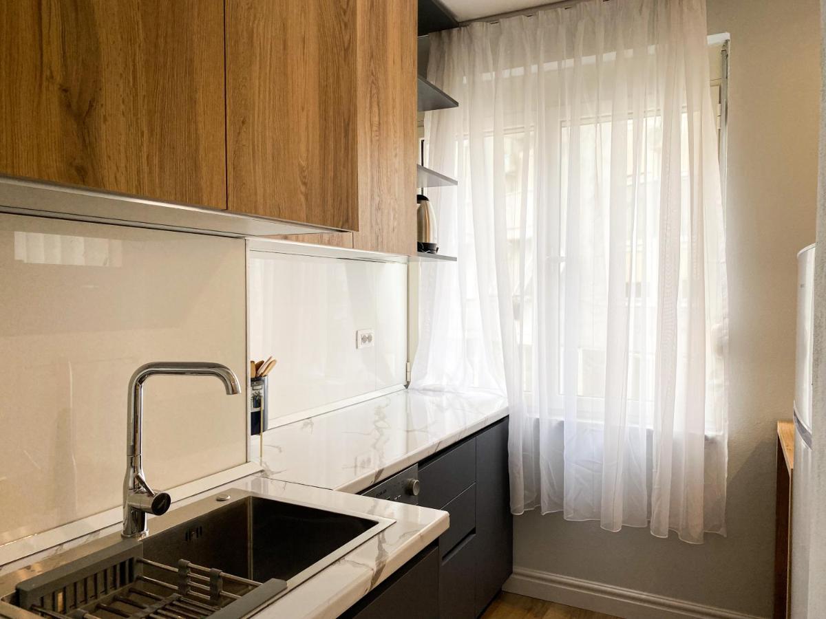Centrally Located Glamorous Bright Apt Near Bazaar Tirana Exterior foto