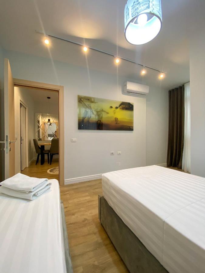 Centrally Located Glamorous Bright Apt Near Bazaar Tirana Exterior foto