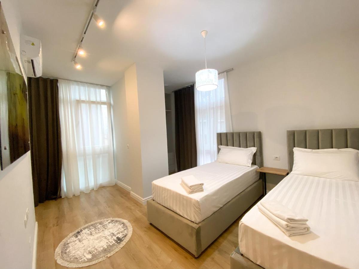 Centrally Located Glamorous Bright Apt Near Bazaar Tirana Exterior foto