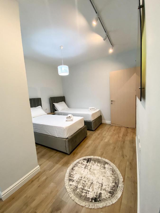 Centrally Located Glamorous Bright Apt Near Bazaar Tirana Exterior foto