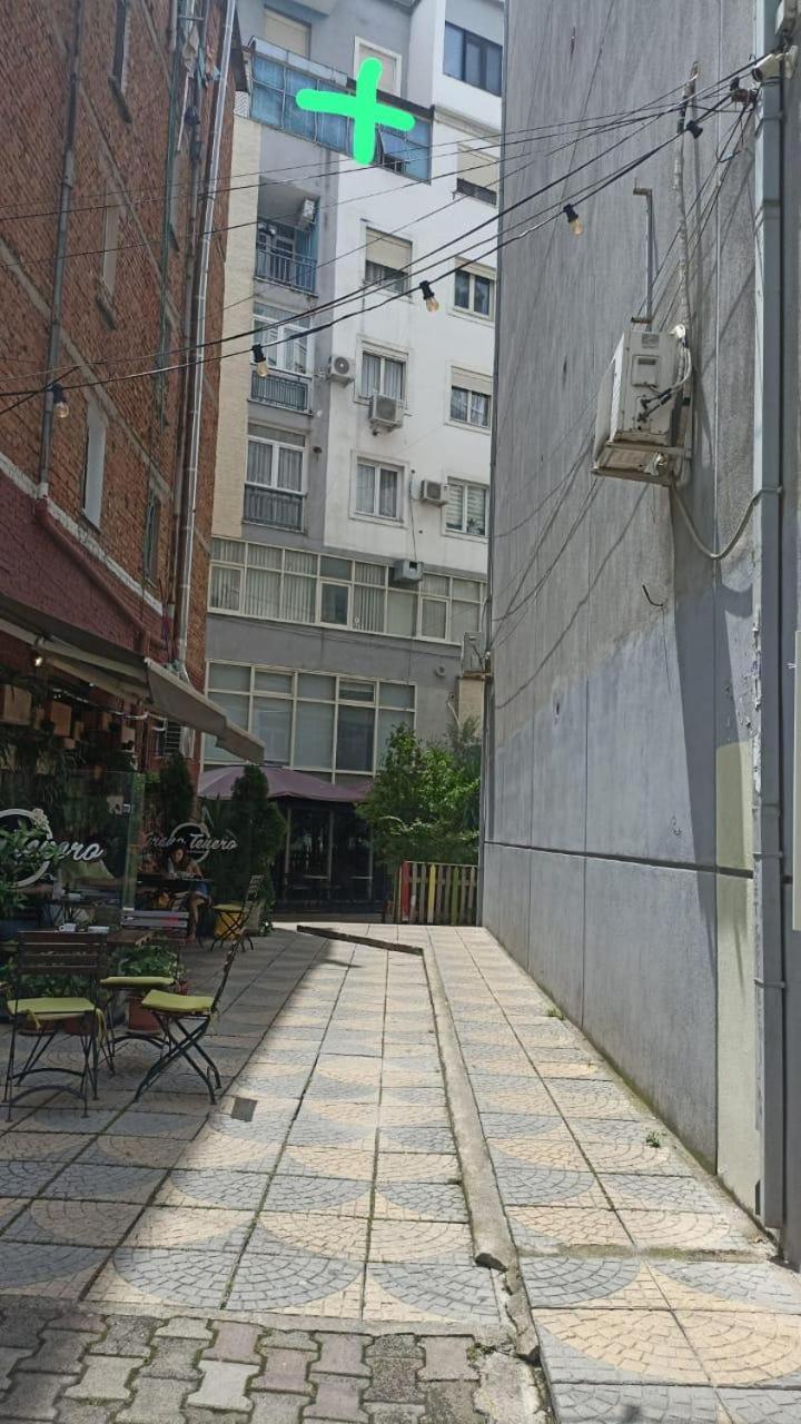 Centrally Located Glamorous Bright Apt Near Bazaar Tirana Exterior foto